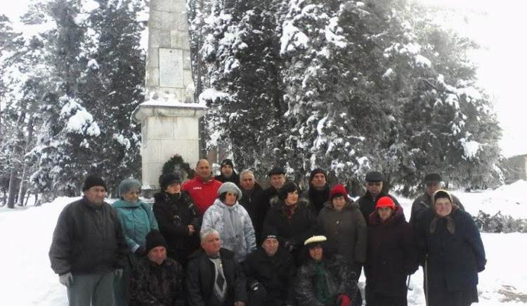 БСП-Ловеч отбеляза смъртта на партизани и ятаци на паметника в с. Александрово
